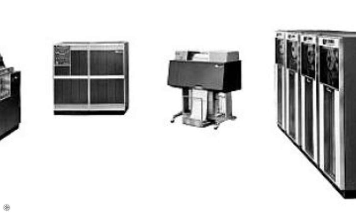 Von links nach rechts: IBM 1402 Card-Read Punch, 1401 Processing Unit, 1403 Printer, und vier 729 Magnetic Tape Units