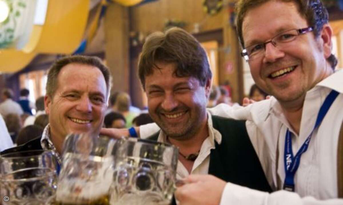 nec - immer mit den Kunden trinken: Vertriebsleiter Lutz Hardge im Einsatz