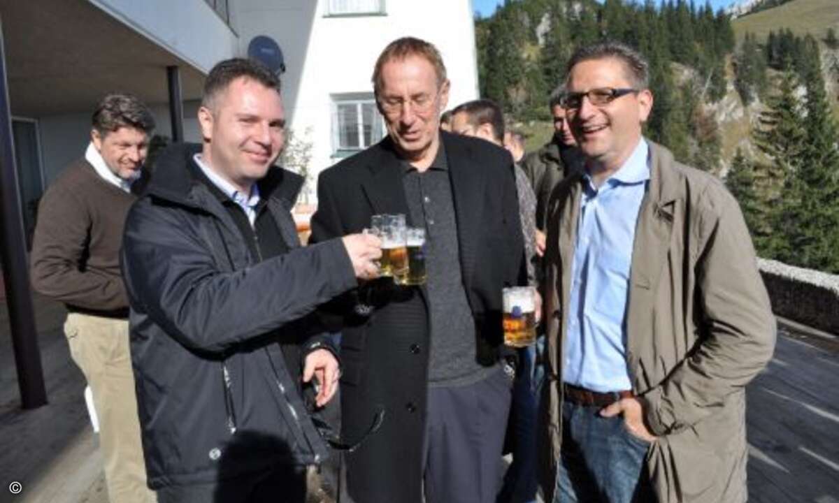 Ein Bier auf dem Gipfel: Michael Mohr (DCI), Macrotron-Gründer Michael Kaack und VMware-Chef Thomas Kühlewein