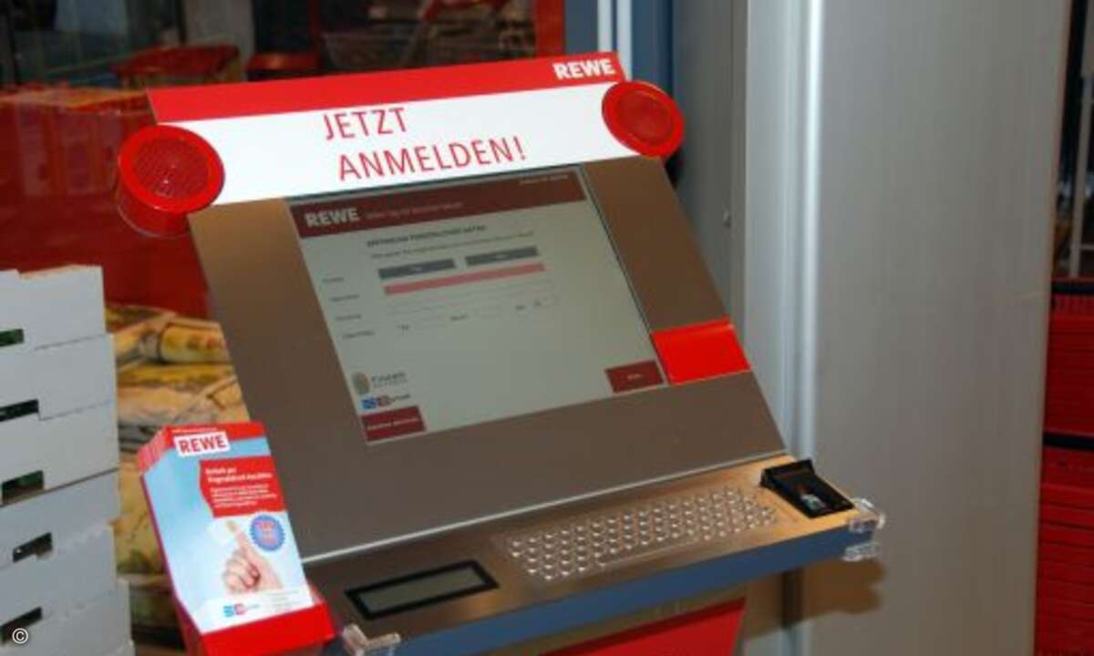 An einem speziellen Terminal wird mit dem Fingerabdruck die Zahlung authorisiert