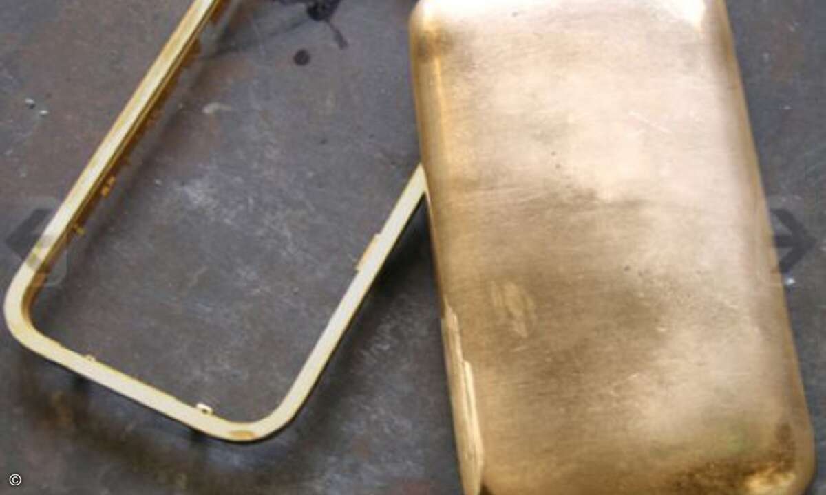 Härtetest für alle Sakkotaschen: Alleine das Gehäuse wiegt mehr, als ein normales iPhone.