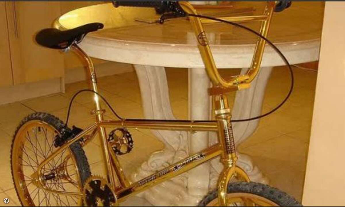 Für alle Eltern, deren Kinder noch zu jung für ein millionenschweres Telefon sind, hat Hughes als Alternative ein BMX aus purem Gold im Programm.