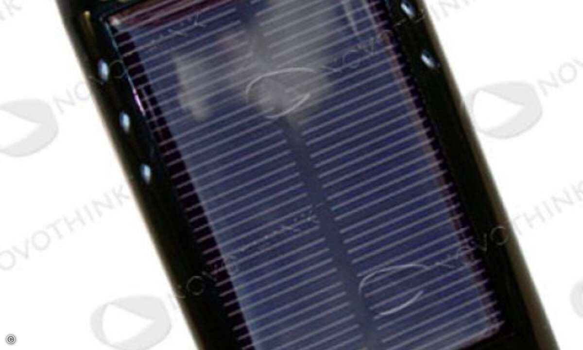 Oder lieber Solarenergie? Ganz ohne Steckdose funktioniert das Ladegerät Solar Surge von Novothink. Per Sonnenenergie können so Handy oder iPhone aufgeladen werden - und das mit einem Gerät, das auch von Design und Format her optimal zu den Trendgerä