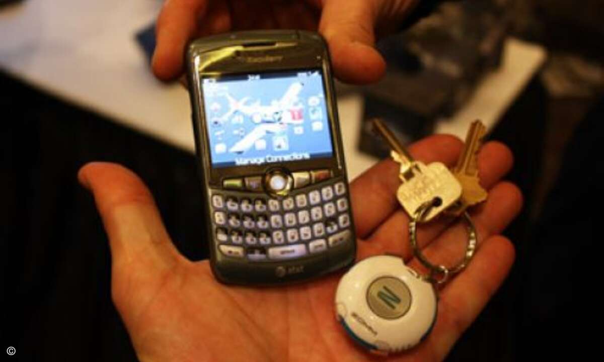 Digitale Fußfessel: Wenn man sieht, wie sehr ihr Handy vielen Menschen ans Herz gewachsen ist, sollte es auch für diese digitale Fußfessel einen nicht unbedeutenden Markt geben. Wer sich zu weit von seinem Mobiltelefon entfernt und so in Gefahr gerät