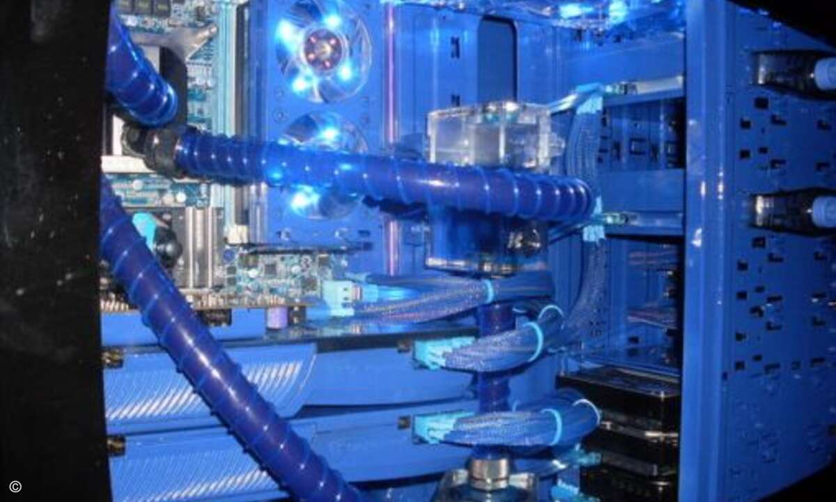 Genau das Richtige für Blaumänner und Wassersportler: Dank Wasserkühlung schafft dieser Rechner aus Belgien locker 4,2 GHz und mehr.