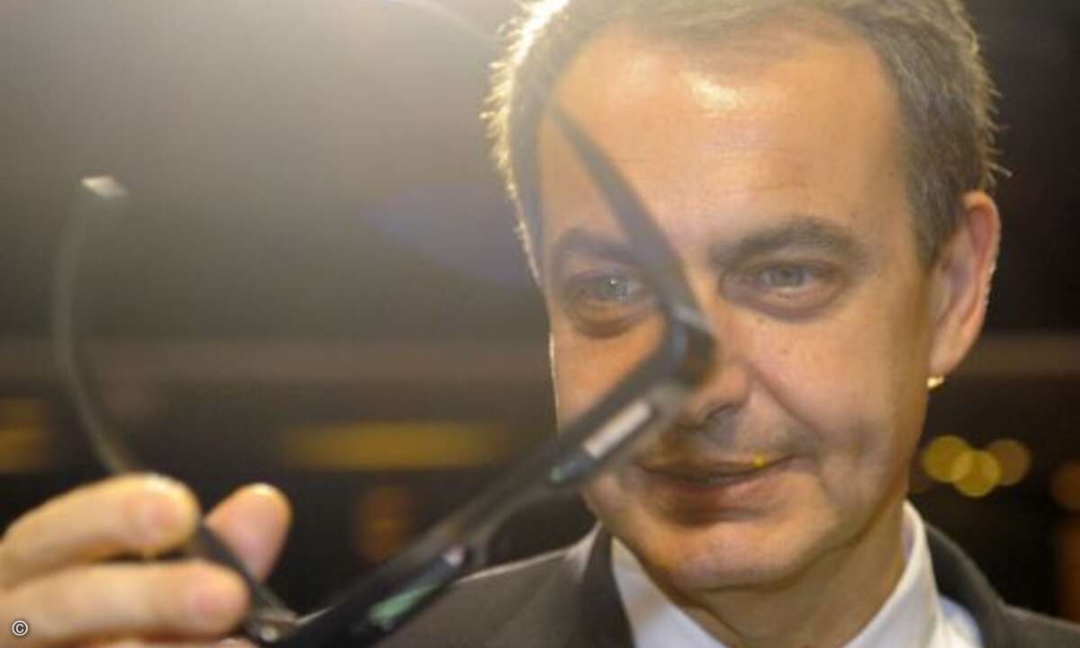 Spanien ist diesjähriges Partnerland der CeBIT. Wenn Ministerpräsident S.E. José Luis Rodríguez Zapatero mit Hilfe dieser 3D-Brille einen geschärften Blick auf die Schuldenkrise in seinem Land bekommt, hat sich sein Besuch der CeBIT allemal gelohnt.