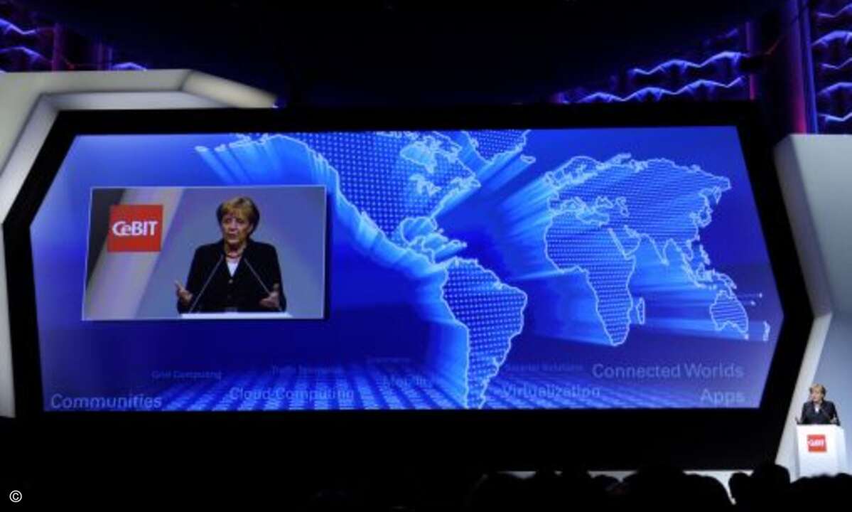 Navigationsgeräte schaffen Orientierung und lotsen ohne Umwege zum Ziel, weshalb Kanzlerin Merkel diesen formschönen Bildschirm nach der CeBIT im Kanzleramt installieren will.