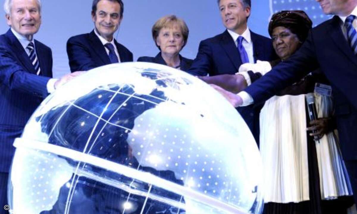 Das Internet ist längst globalisiert, die Wirtschaft ist auf dem Weg dorthin. Politiker geben sich zwar gerne weltmännisch, mental dagegen sind sie doch eher im Nationalen verhaftet. V.l.n.r.: BITKOM-Präsident August-Wilhelm Scheer, der spanische Min