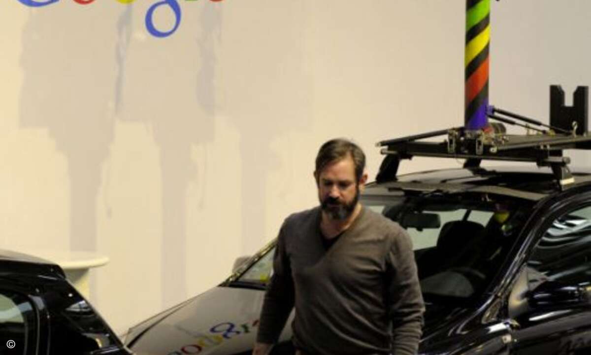 Google rüstet auf und will ganze Straßenzüge bis auf Häuser-Ebene abfilmen und ins Netz stellen. Also Garten aufräumen, Fassade neu streichen, die Rostlaube auf den Parkplatz des Nachbarn abstellen und bitte freundlich in die Kamera lächeln, sonst dr