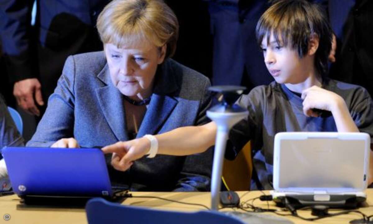 Da gehts zur Mathestunde: E-Learning im digitalen Klassenzimmer. Wenn dann auch noch der analoge Lehrer gegen den Awatar eingetauscht wird, braucht sich Kanzlerin Merkel um die Finanzierung des Bildungssystems keine Gedanken machen.