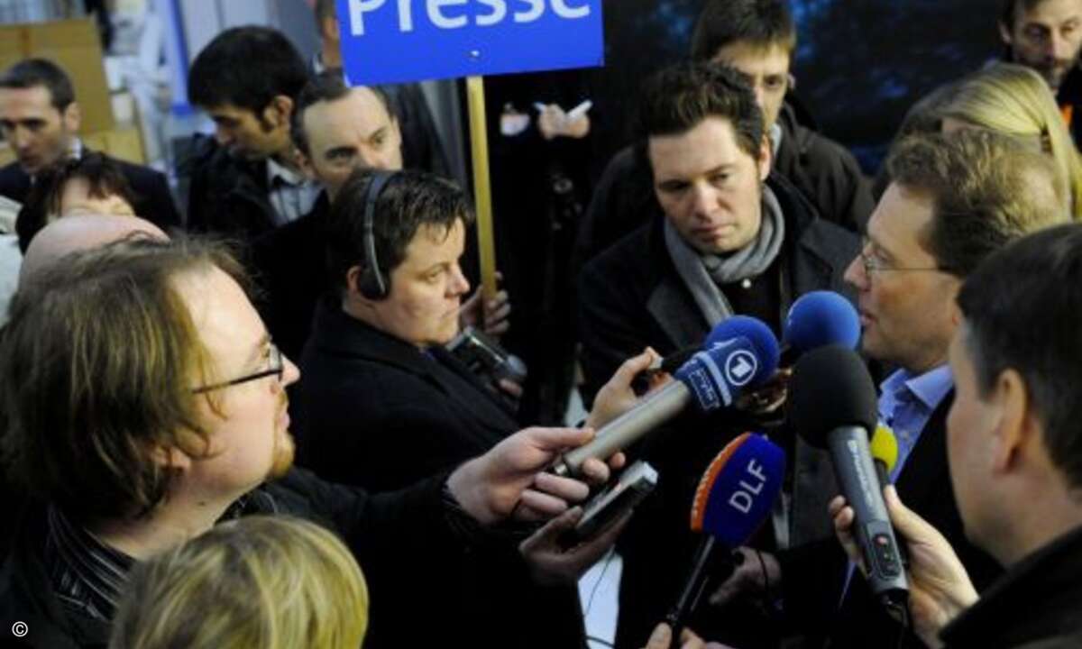 Gern gesehene Multiplikatoren: Journalisten werden auf jeder Messe gehegt und gepflegt. Auf dem CeBIT-Messegelände werden sie sogar mit eigenen Taxis gefahren und natürlich gefüttert: Mit Essen und Trinken sowieso, aber auch mit Infos. Gelegentlich s