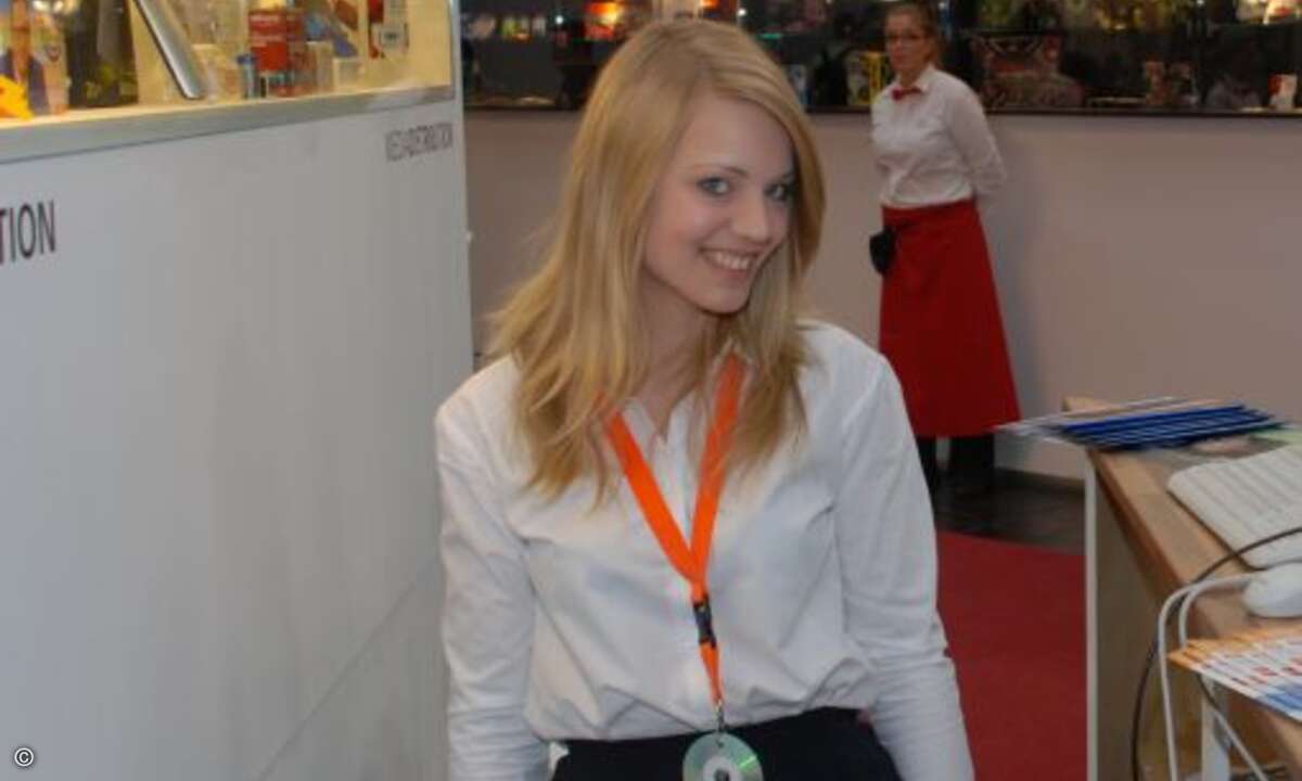 Planet Girl: Auch im Fachhandelszentrum Planet Reseller gibt es nette Messe-Babes wie diese junge Dame unzweifelhaft beweist.