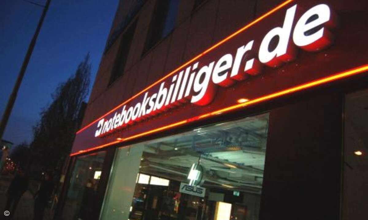 Das Notebooksbilliger.de-Neonlogo leuchtete bereits in den frühen Morgenstunden