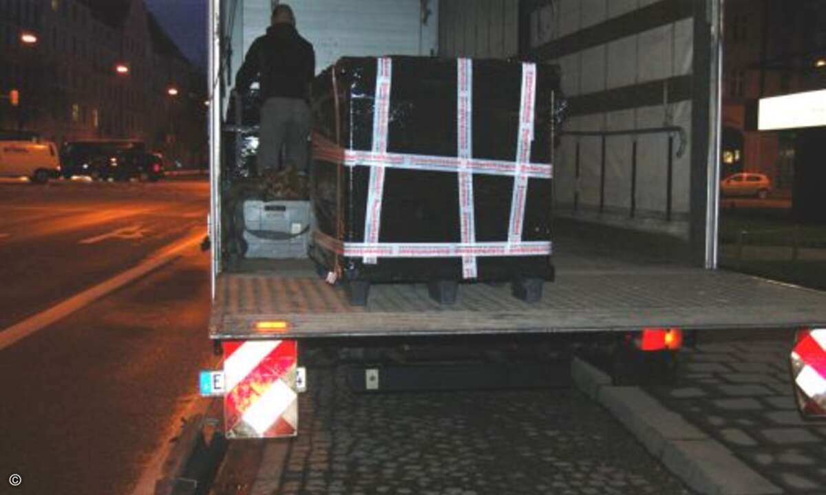 Noch am Morgen vor der Store-Eröffnung wurden die letzten Paletten angeliefert