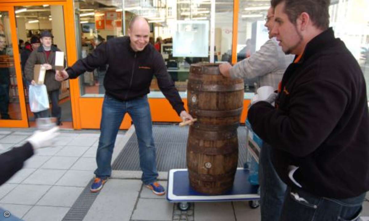 Zur Eröffnung des Ladens ließ es sich Wedemeyer nicht nehmen, ein Faß Münchner Bier anzuzapfen