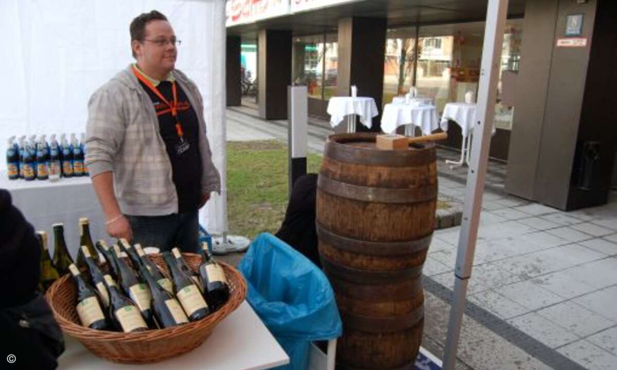 Die ersten Ladenkunden bekamen neben Bier auch Sekt und eine Brotzeit angeboten