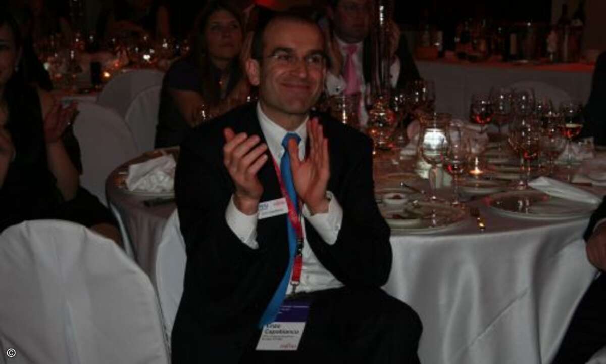 PFU-Channelchef Enzo Capobianco applaudiert den Gewinnern der Partner-Awards