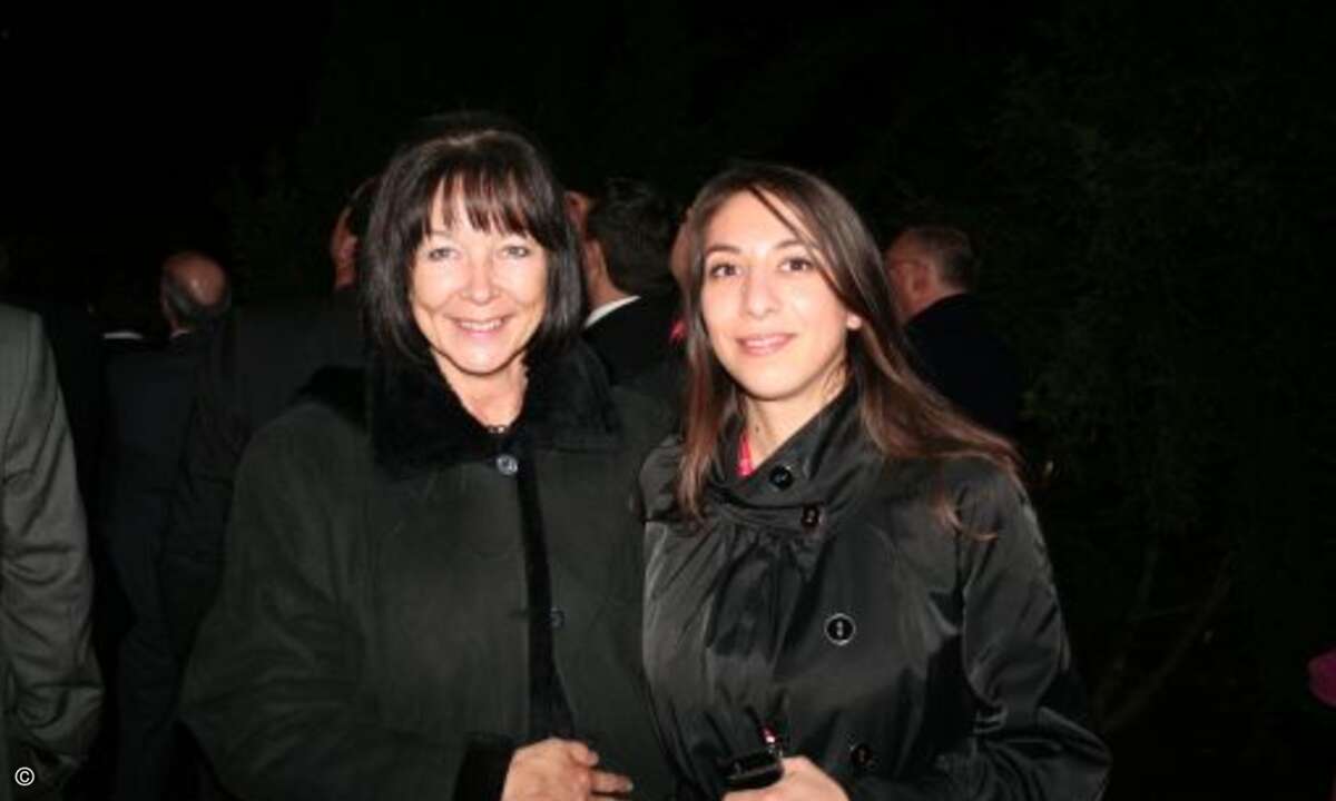 Das romantische Feuerwerk über der Moldau begeistert auch Marina Weber (links) und Melanie Buonocore beide von Ingram Micro