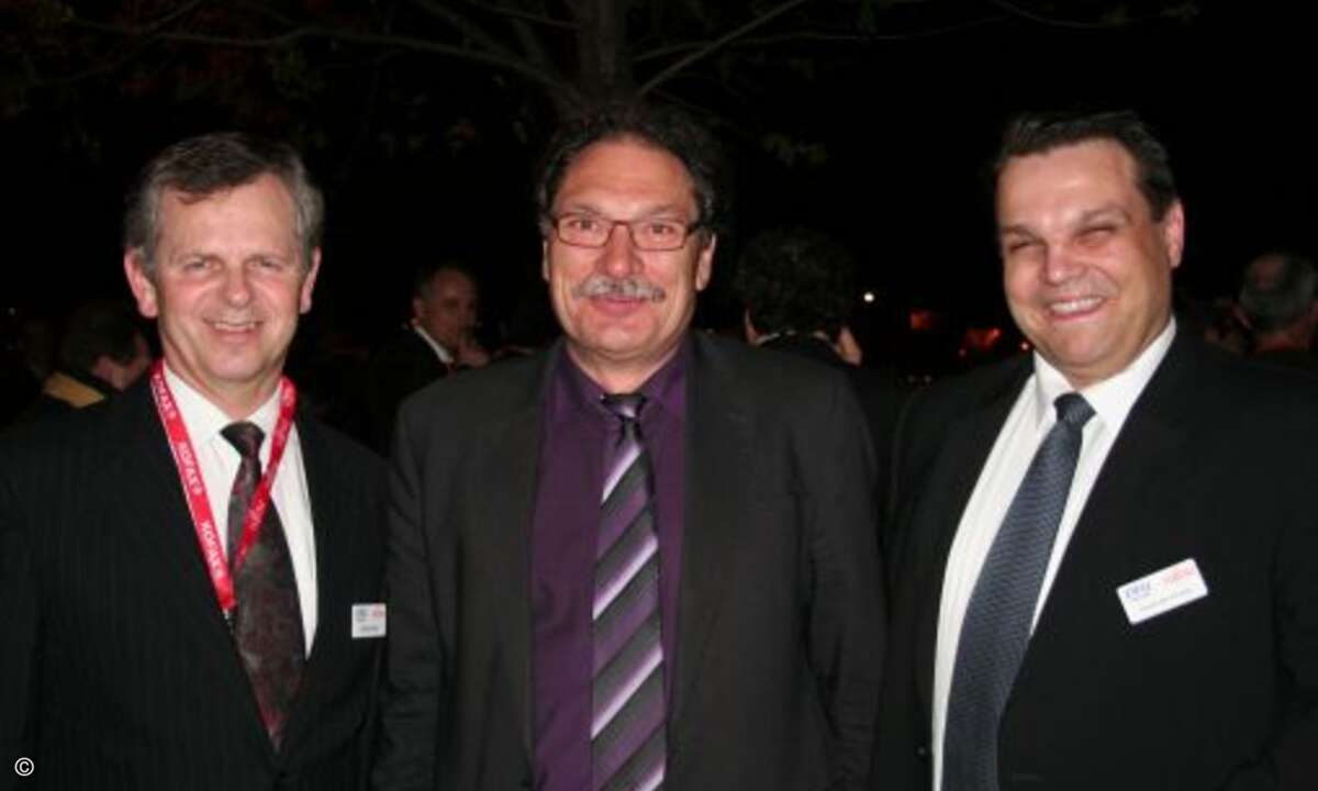 Der Partner Anton Fendt von Beta Systems (mitte) steht bei Michael Maier (links) und Alexander Kindler (rechts) beide von PFU im Mittelpunkt