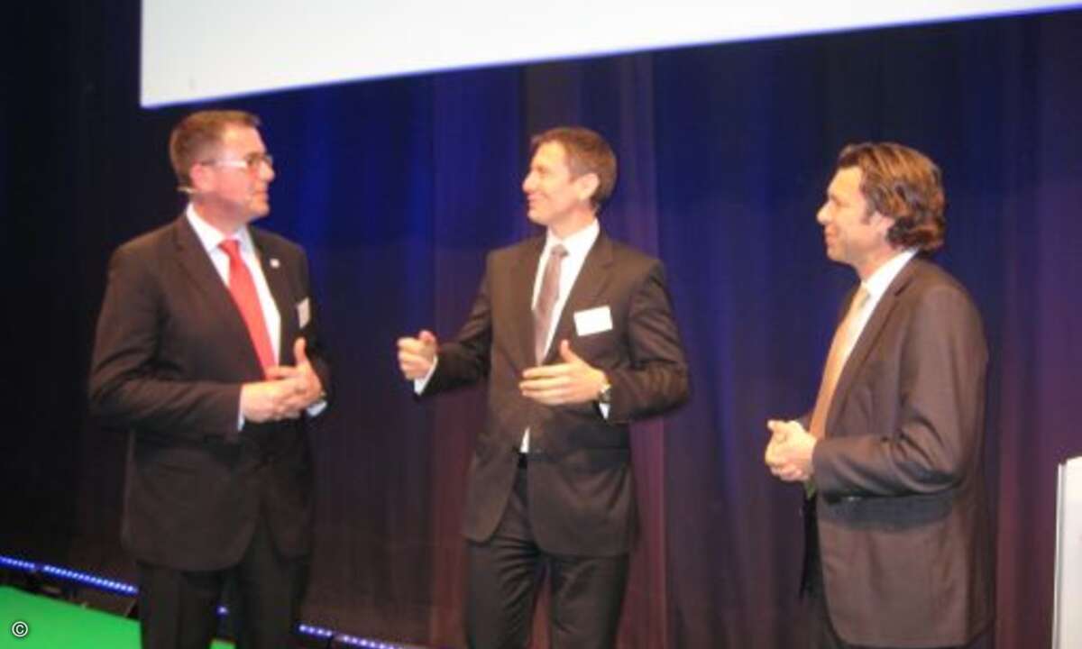Volker Schwellenberg und Uwe Neumeier mit Gastredner Urs Meier