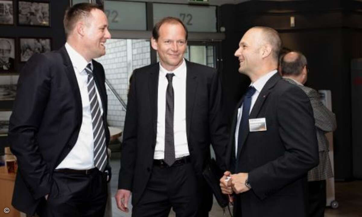 Die Tarox-Geschäftsführer Bernd Tillmann und Matthias Steinkamp mit Michael Vorberger, Senior Sales Manager Distribution & Channel Marketing bei LG Electronics
