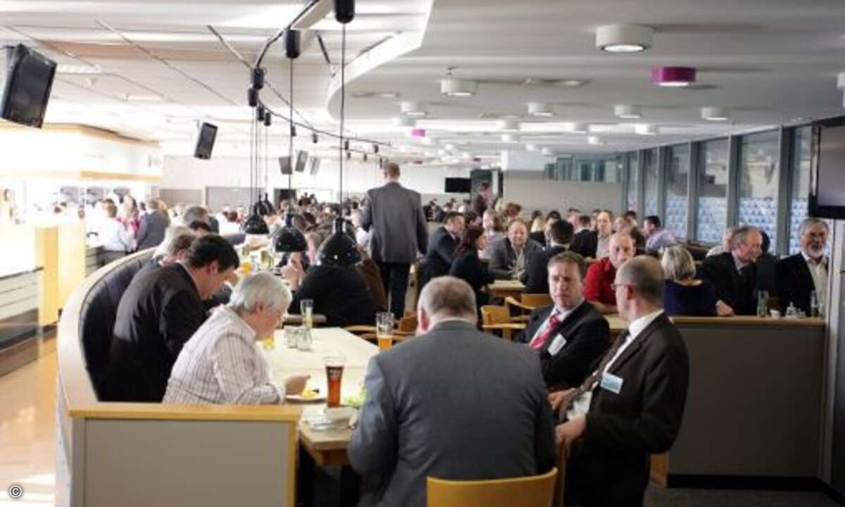 Zeit zum Austausch beim Abendessen in der VIP-Lounge des Stadions