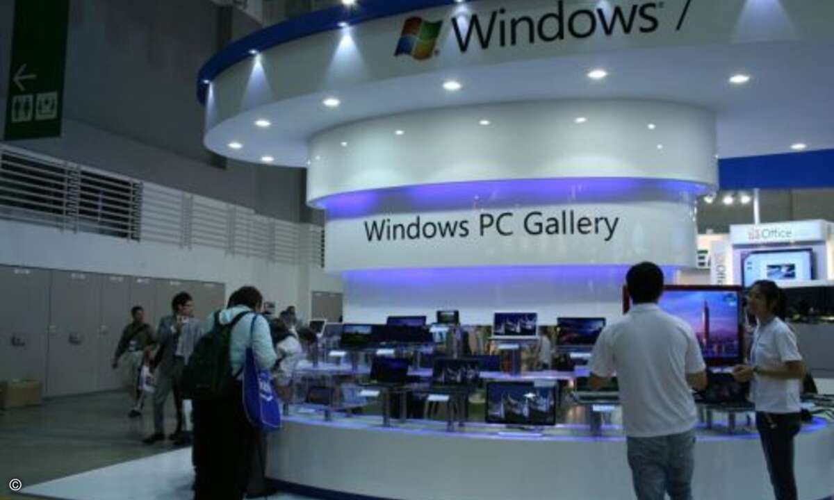 Microsoft präsentiert auf dem Stand die geballte iPad-Konkurrenz natürlich alle mit Windows 7 ausgestattet und umringt