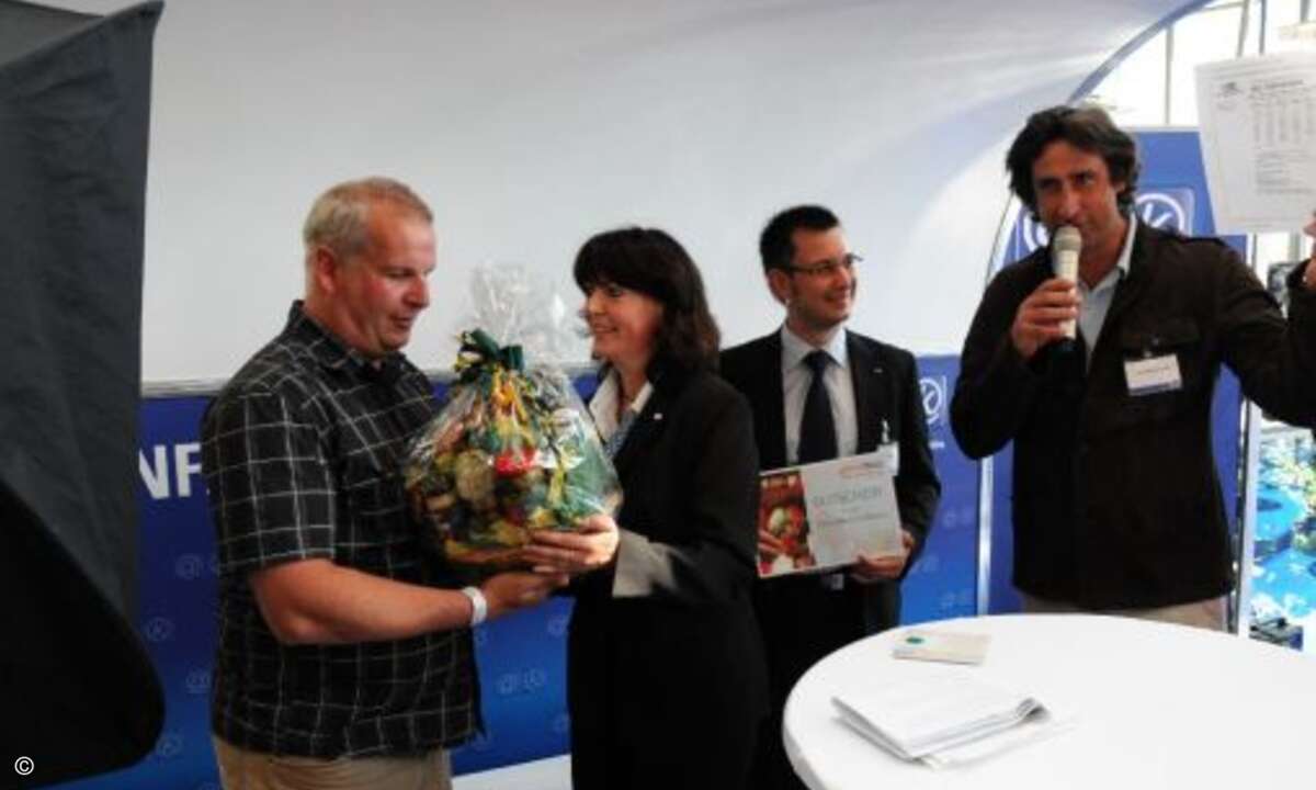 Aetka-Partner Nils Isemann, Firma Handyland aus Amrum (links), wird anlässlich des 10jährigen Bestehens des Warenwirtschaftssystems easy filius als Partner der ersten Stunde ausgezeichnet. Er kaufte 2000 die erste Version. Es gratuliert Kundenbetreue