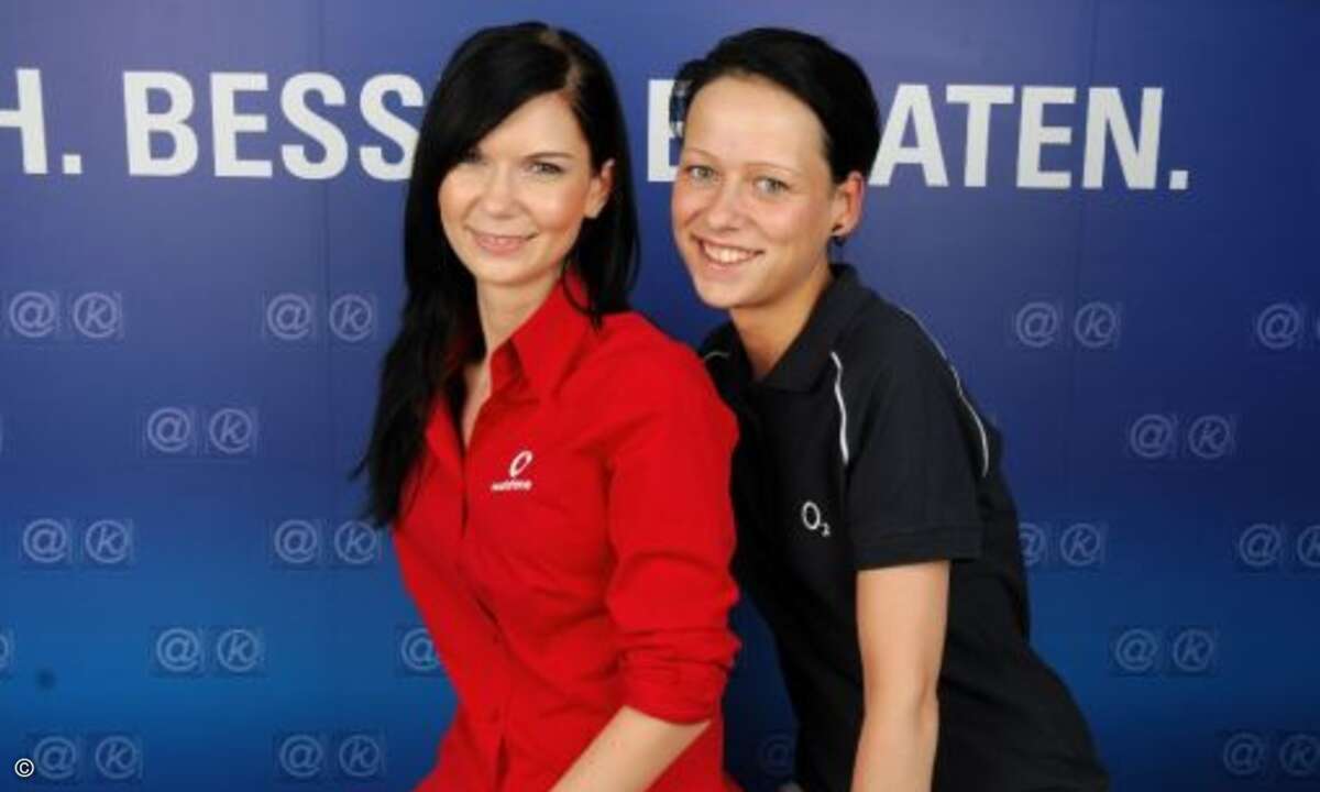 Bei Aetka rückt die Branche zusammen: Messehostessen von Vodafone & O2 vereint vor der Aetka-Interviewwand