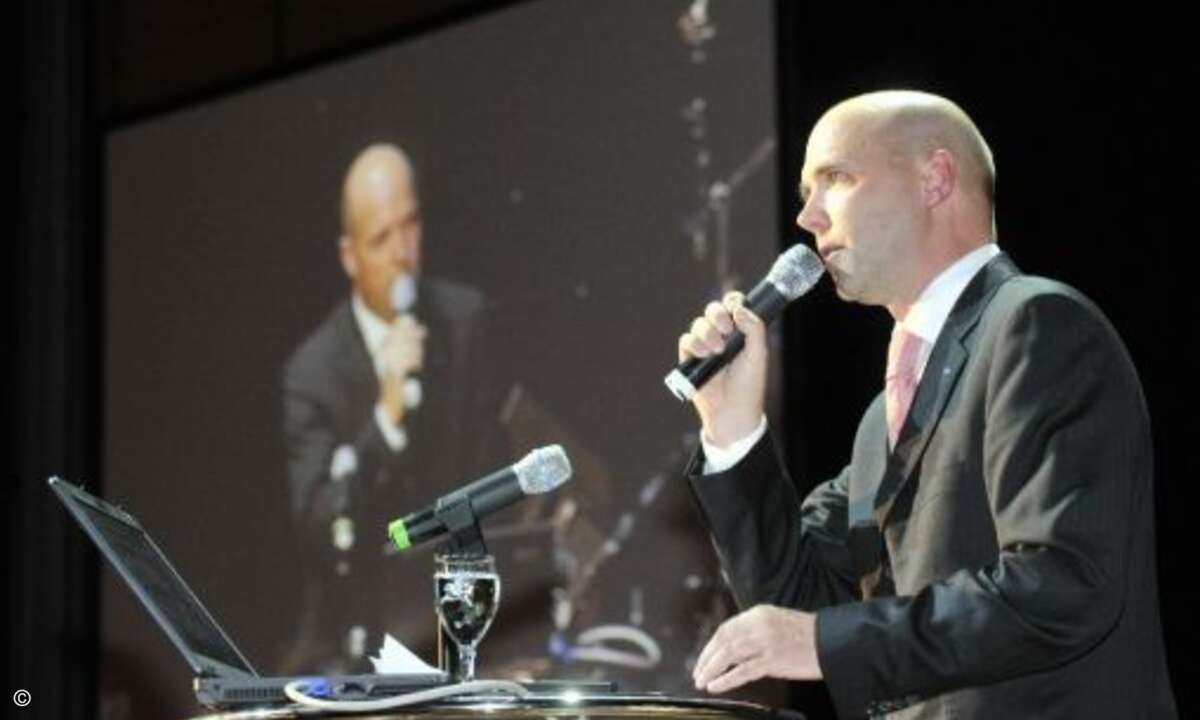 Aetka-Vorstand Uwe Bauer spricht auf der Abendveranstaltung zu Aetka-Partnern und Industrievertretern