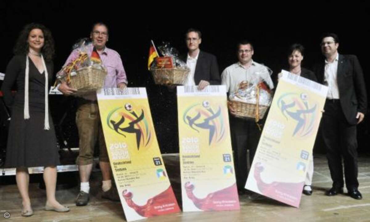 1 Woche vor der WM gewannen drei Aetka-Partner im Rahmen des Incentives von Aetka und Sony Ericsson die begehrten Tickets für eine Reise nach Südafrika inkl. Tickets für die Begegnung Dtl.-Serbien. Links Sylvie Schwarz, Channel Marketing Manager Sony