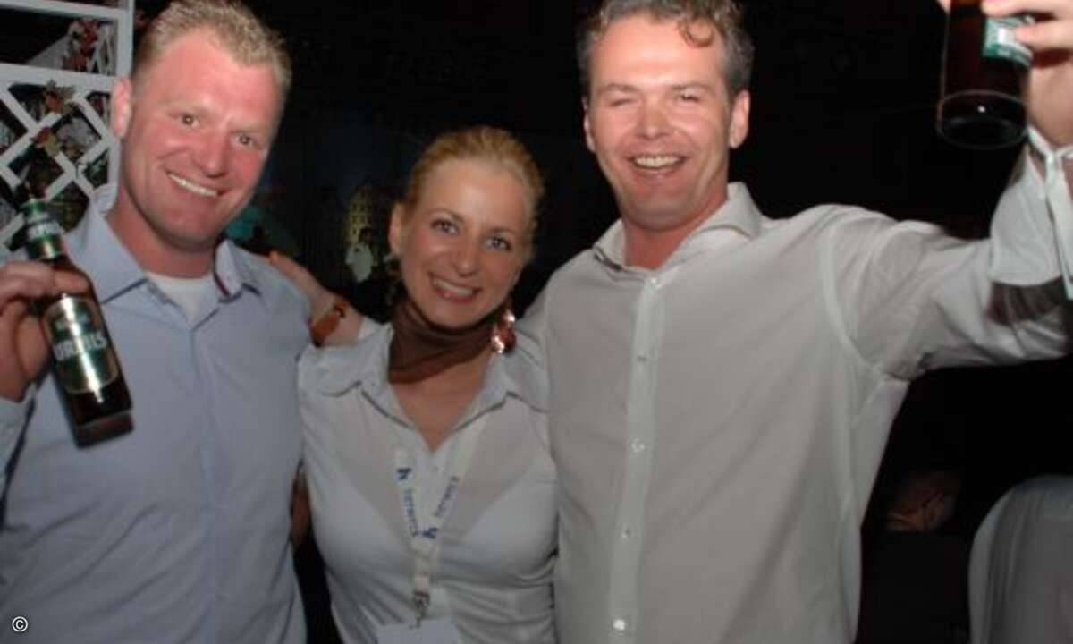 Natürlich gibt es auch notorische Heino-Hasser. Martin Berenbeck (links), Jenny Peters (Herweck) und Helmut Stoller (schnurlos) gehören nicht dazu. Aber soweit ging die Liebe zur Volksmusik bei den dreien dann doch nicht, dass sie das Heino-Outfit mi