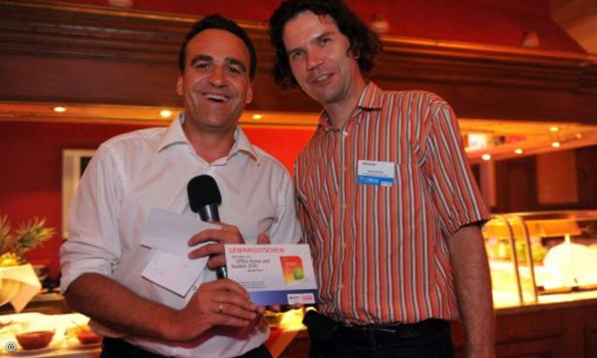 Marcus Adä übergab die Gewinne der Microsoft-Verlosung an die Gewinner