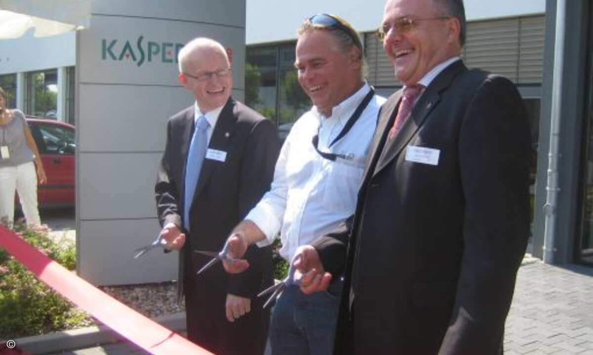 Europachef Andreas Lamm, CEO Eugene Kaspersky und Axel Diekmann, Geschäftsführer Central Europe, durchschneiden das rote Band am Eingang des neues Büros