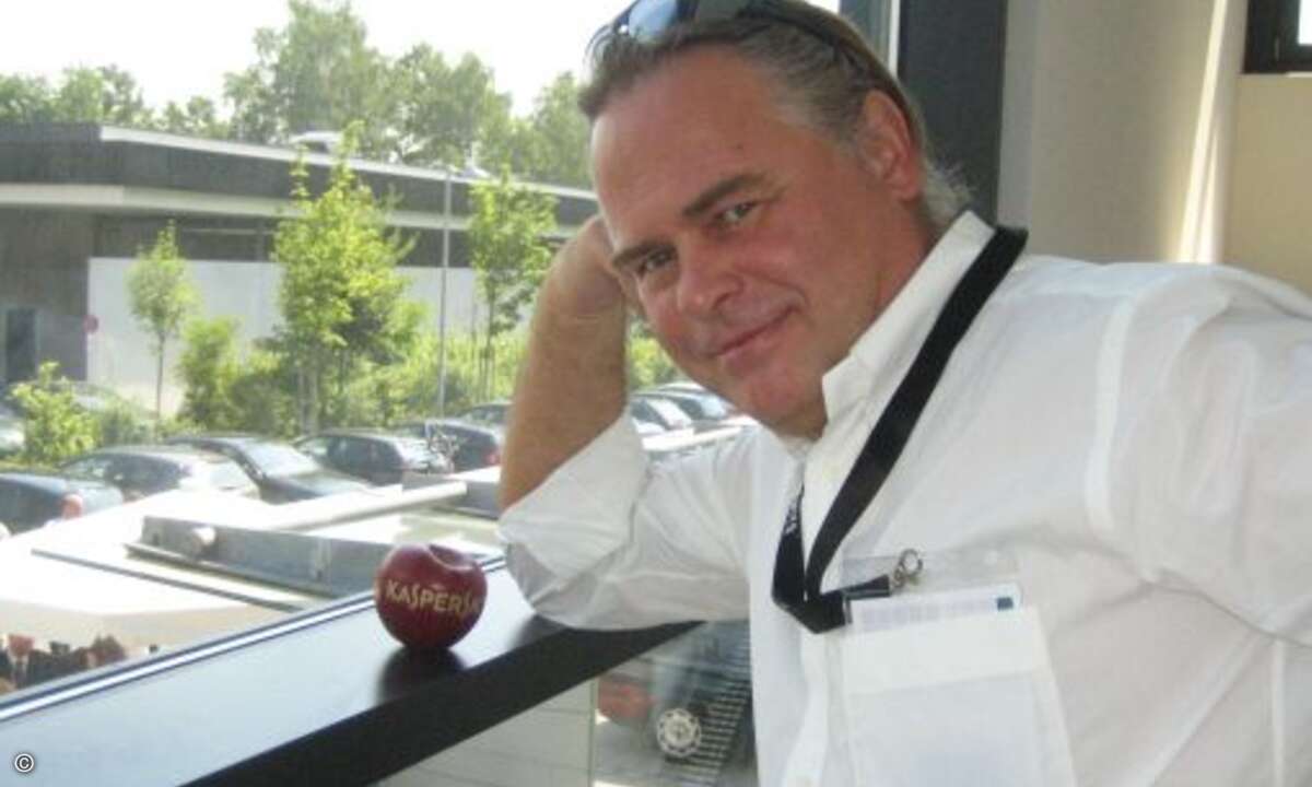 Auch CEO Eugene Kaspersky nimmt die neuen Büros in Augenschein