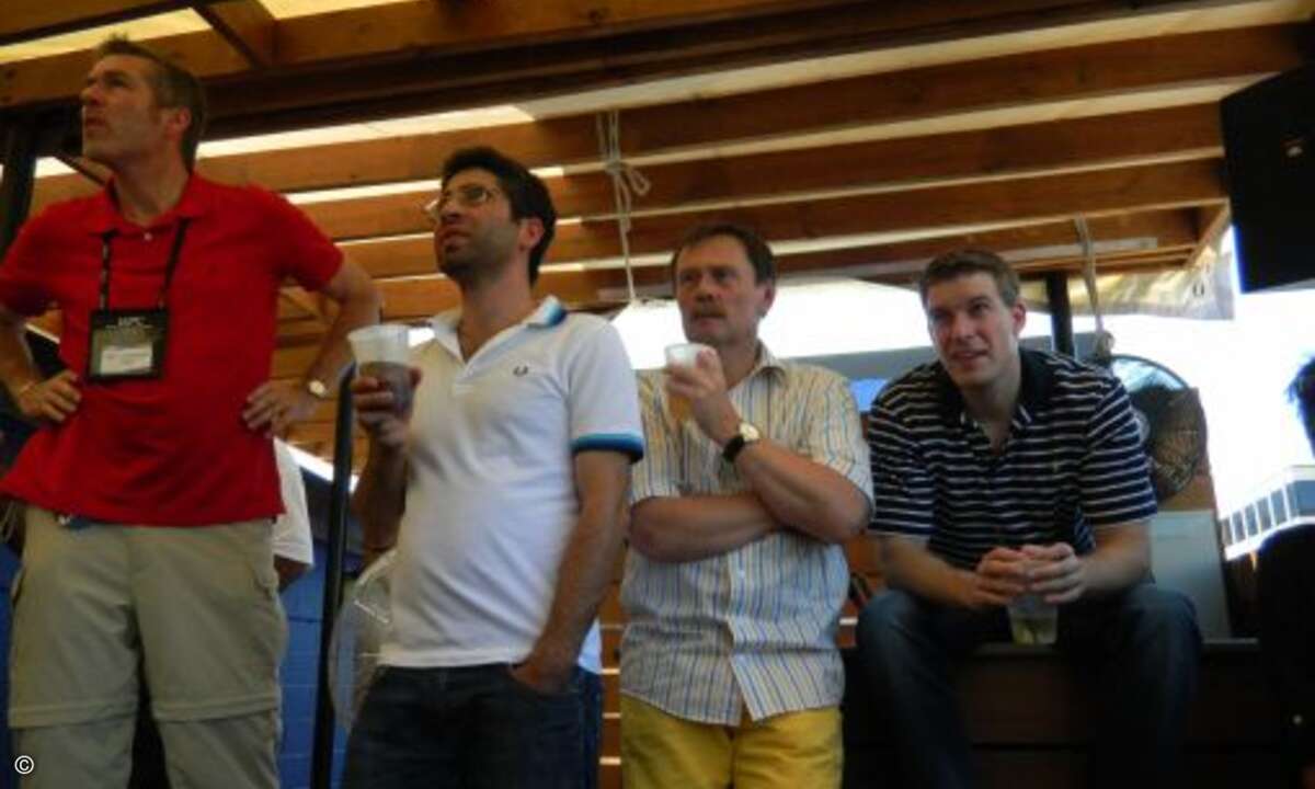 Gemeinsam fiebern die Partner beim Finale der Fußball-WM mit...