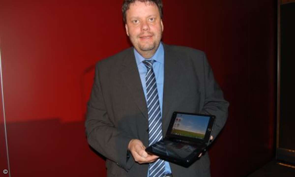 Ulrich Jäger, Product Marketing Notebooks bei Toshiba, präsentiert das Libretto W100 - ein kleines Windows 7-Notebook, das mit zwei Touch-Screens arbeitet