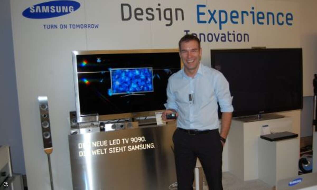 Juergen Reinhard, Senior Product Marketing Manager Display von Samsung zeigt den neuesten Pico-Projektor der Koreaner, bei denen LED ebenfalls das Trend Thema ist