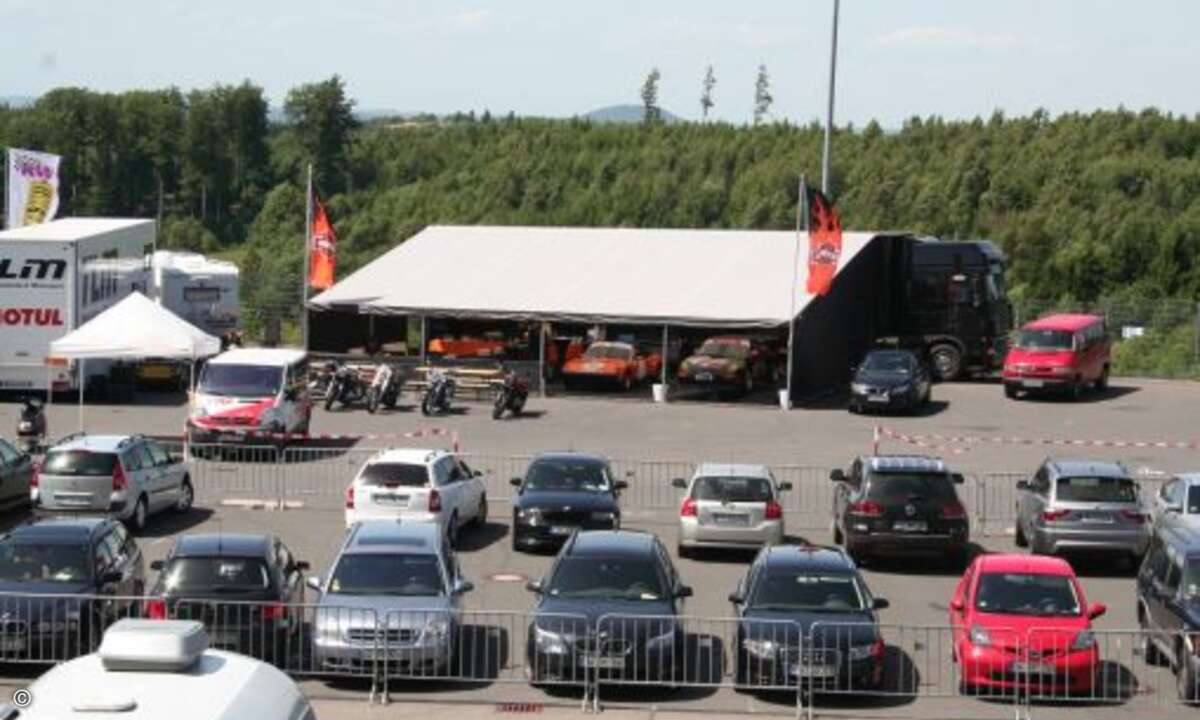 Das Motorhome des Marsani Motorsport Teams glänzt im schicken Harley Davidson Design.