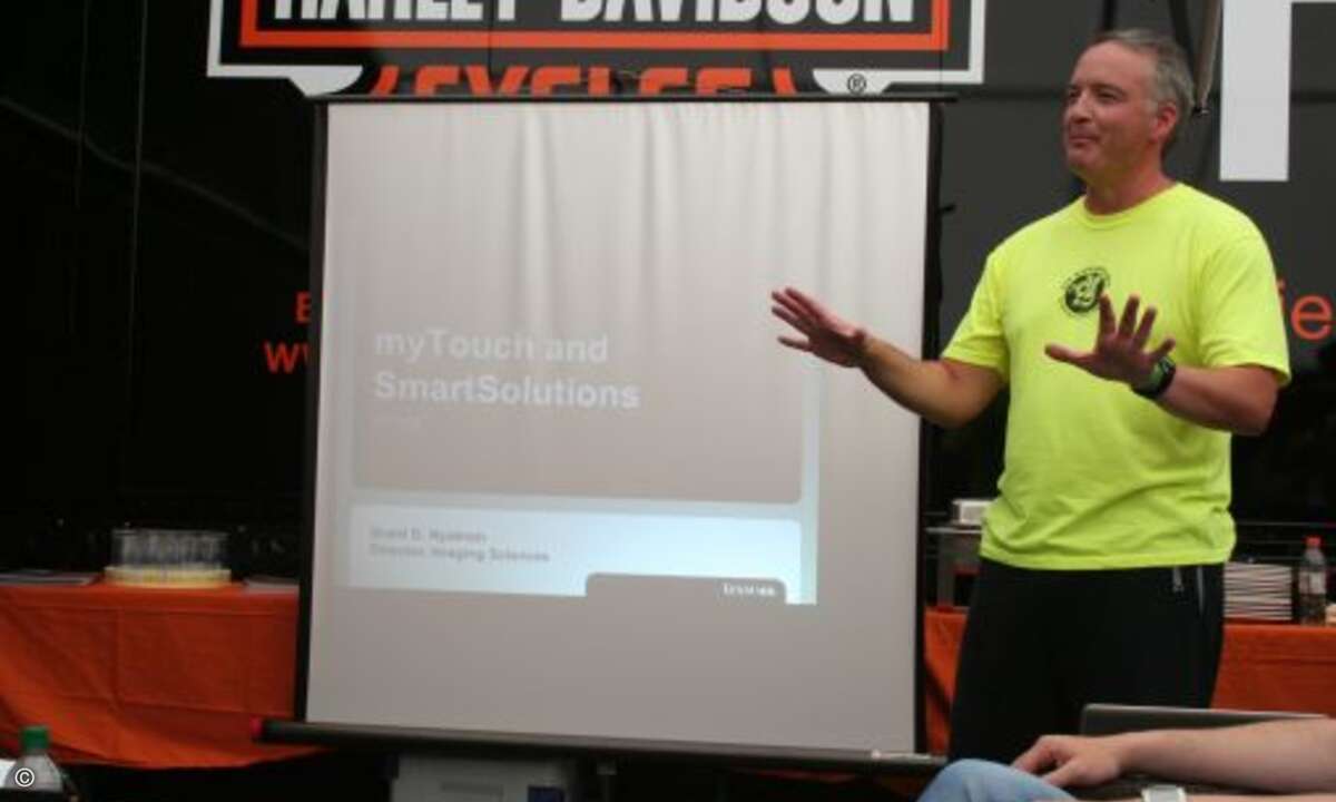 Brant D. Nystrom, Director Imaging Sciences erklärt den Anwesenden Gästen die SmartSolutions-Technologie.