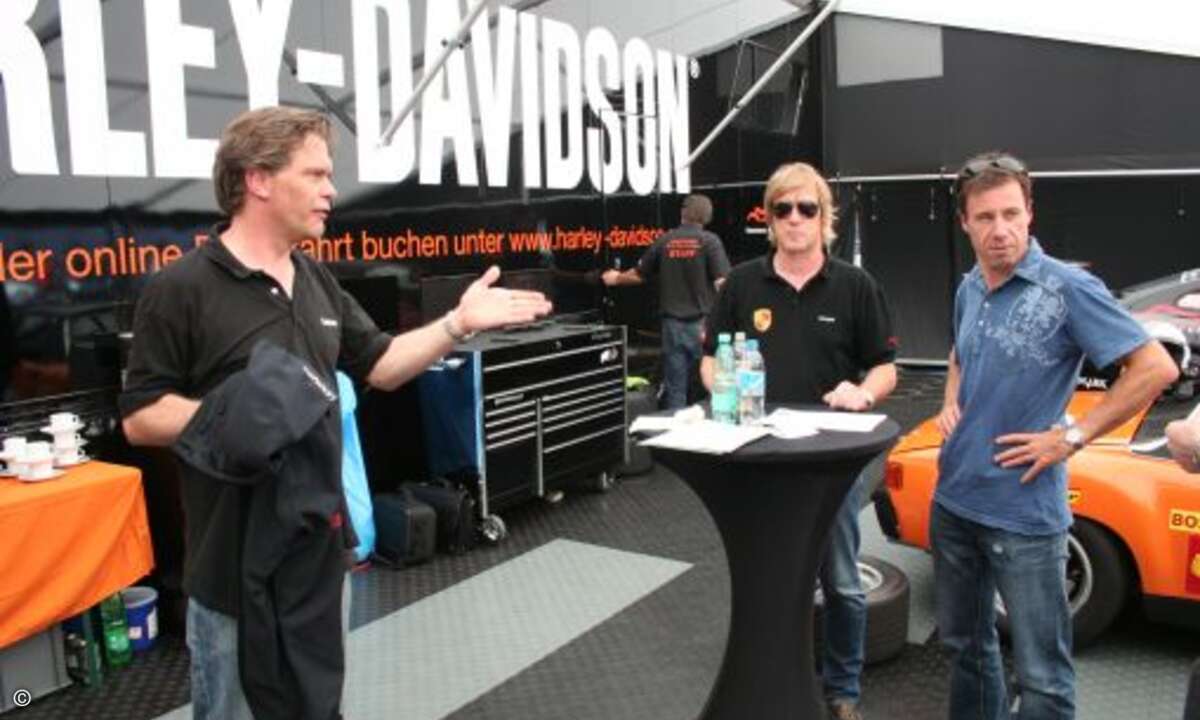 Währenddessen bereitet sich das Team guter Dinge auf das Rennen vor.