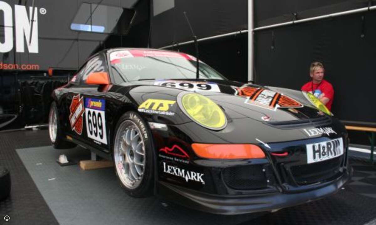 Auch der Renner steht schon aufgetankt ...