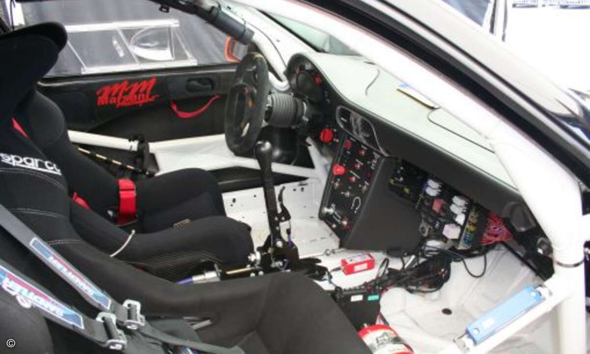 Etwas anders als im heimischen Kleinwagen sieht auch das Innenleben des Renn-Porsches aus.