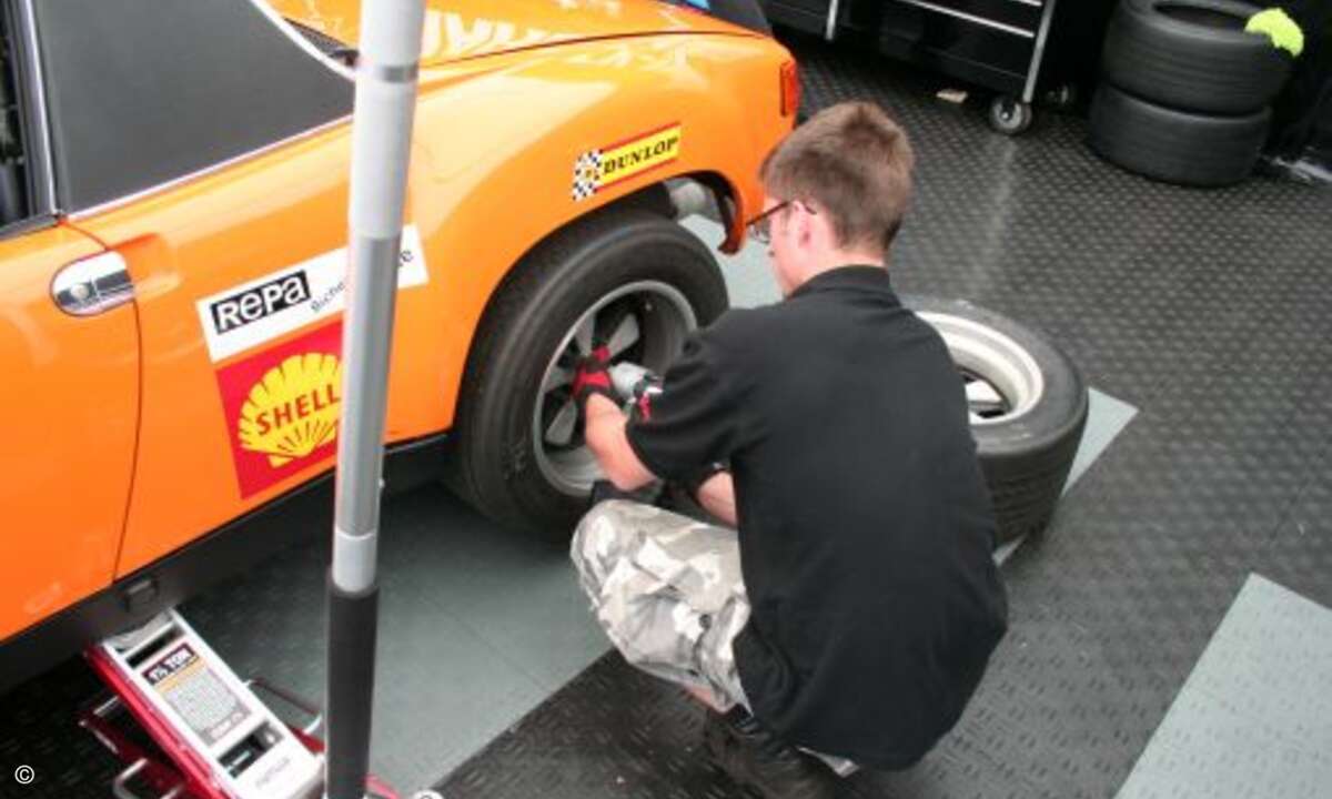 Für Freunde historischer Rennmaschinen macht das Team Marsani auch gleich noch den orange leuchtenden Porsche 914 fit.