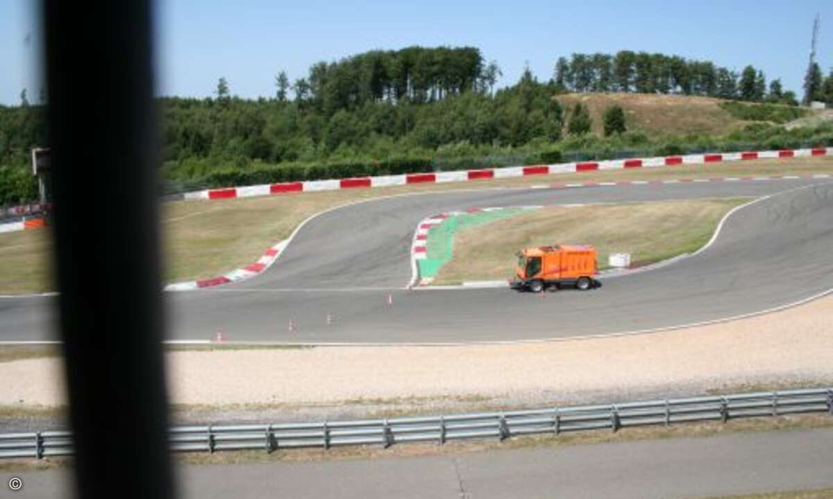 Genauso orange, aber deutlich langsamer bereitet dieser Wagen inzwischen die Strecke vor.