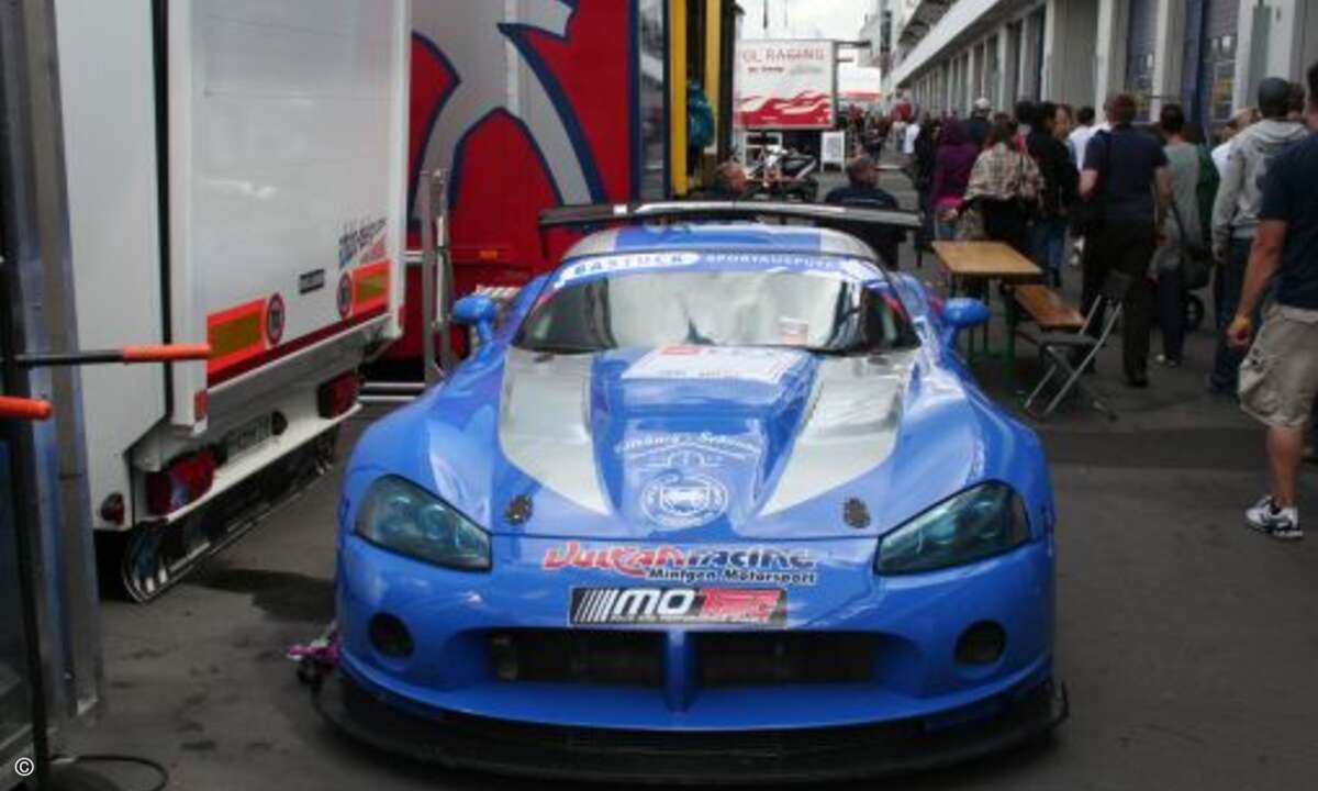 Auch die anderen Boliden stehen schon mit röhrenden Motoren in den Startlöchern ...