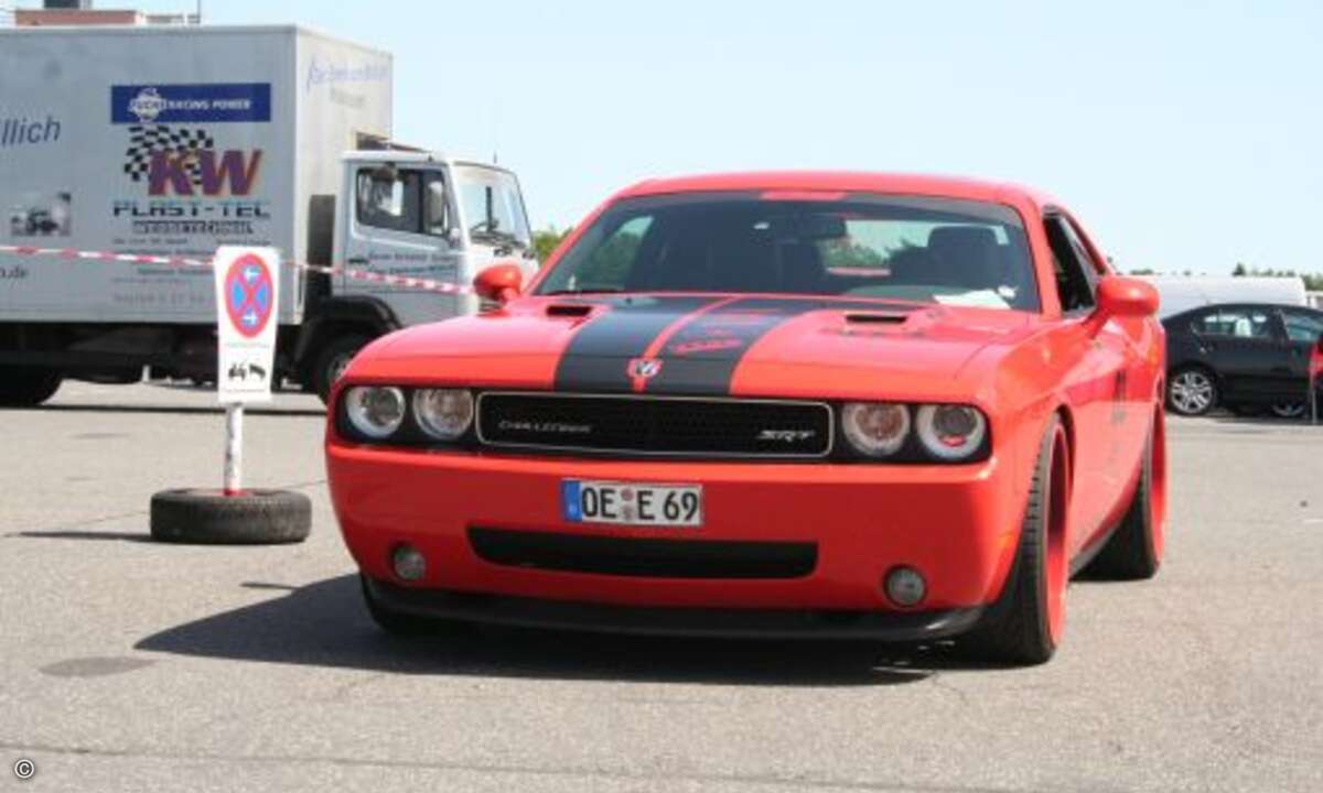 ... und warten ungeduldig darauf, durch die Box auf die Strecke zu dürfen.