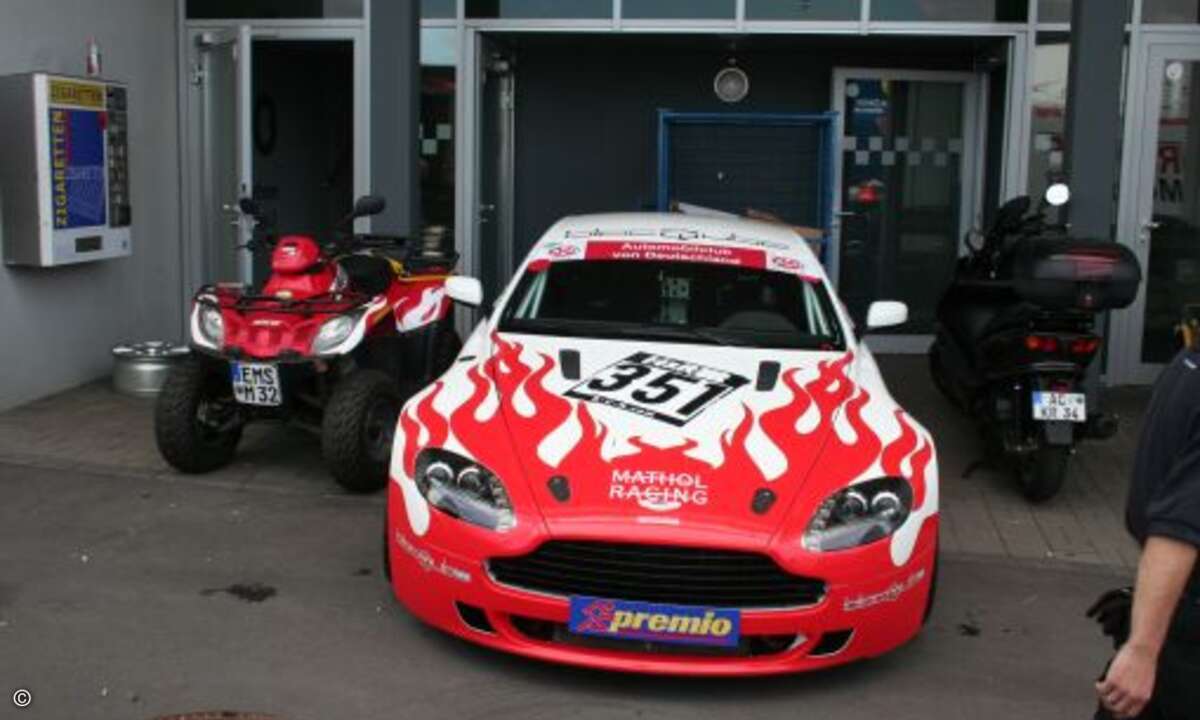 Bei diesem Aston Matin im Renn-Trimm würde wohl auch James Bond nicht Nein sagen.