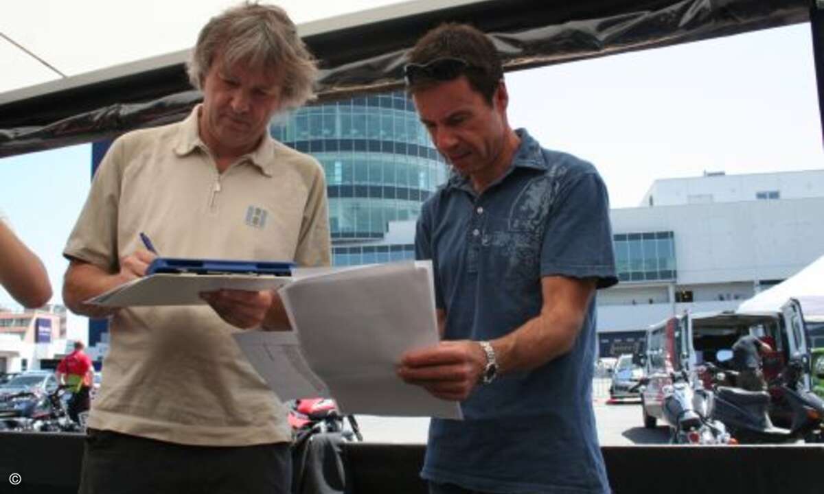 Norbert Neumann, Public Relations Manager EMEA bei Lexmark geht die Einsatzpläne der Gastpiloten durch.