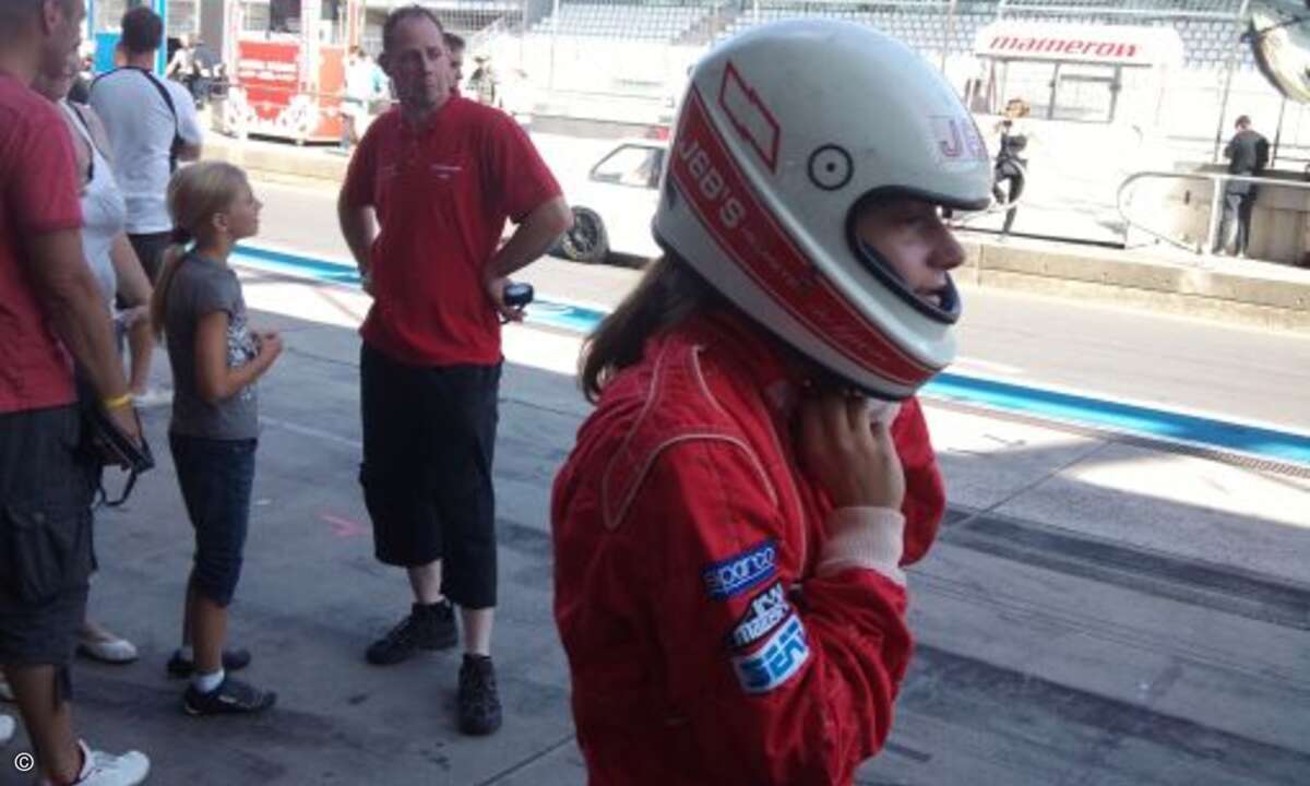 So macht sich Saskia Thamm von der PR-Agentur Lewis bereit für ihre schnelle Runde als Beifahrerin im freien Training.